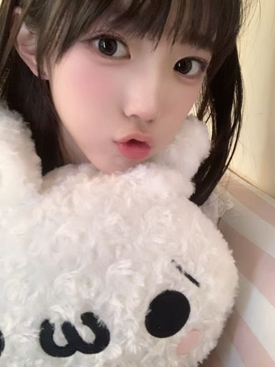 抱着白色玩偶的女孩